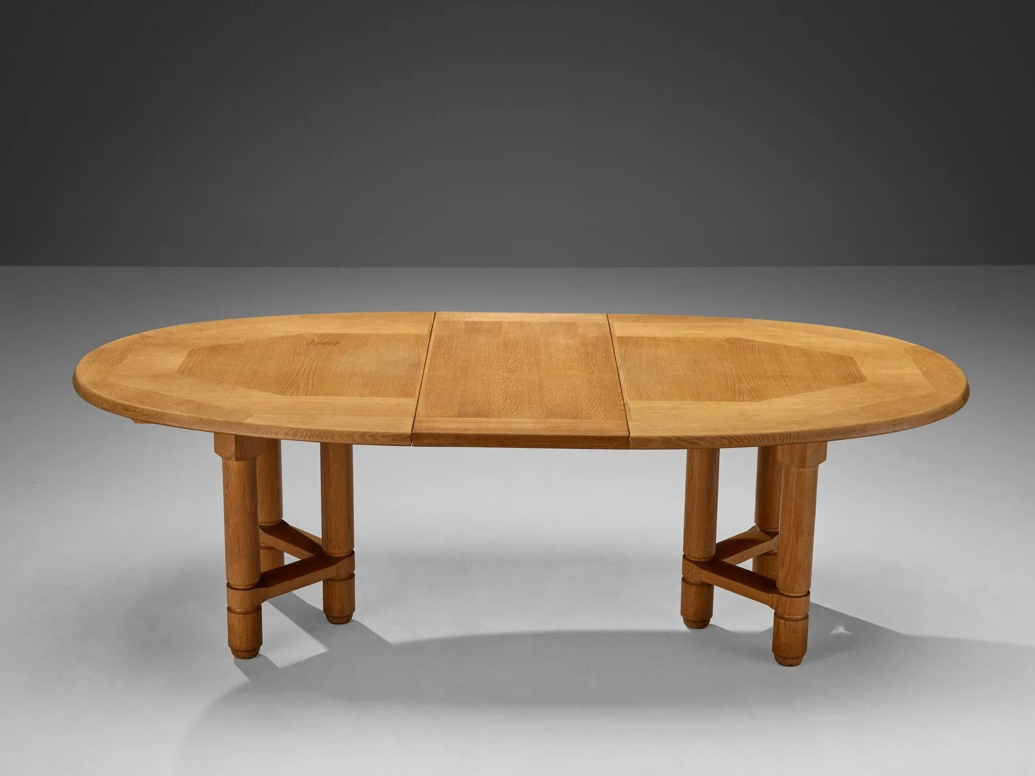 Guillerme & Chambron Extendable 'Elmyre' Dining Table in Solid Oak