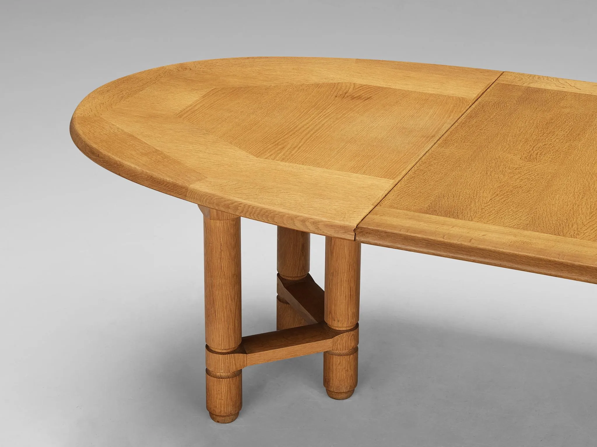 Guillerme & Chambron Extendable 'Elmyre' Dining Table in Solid Oak