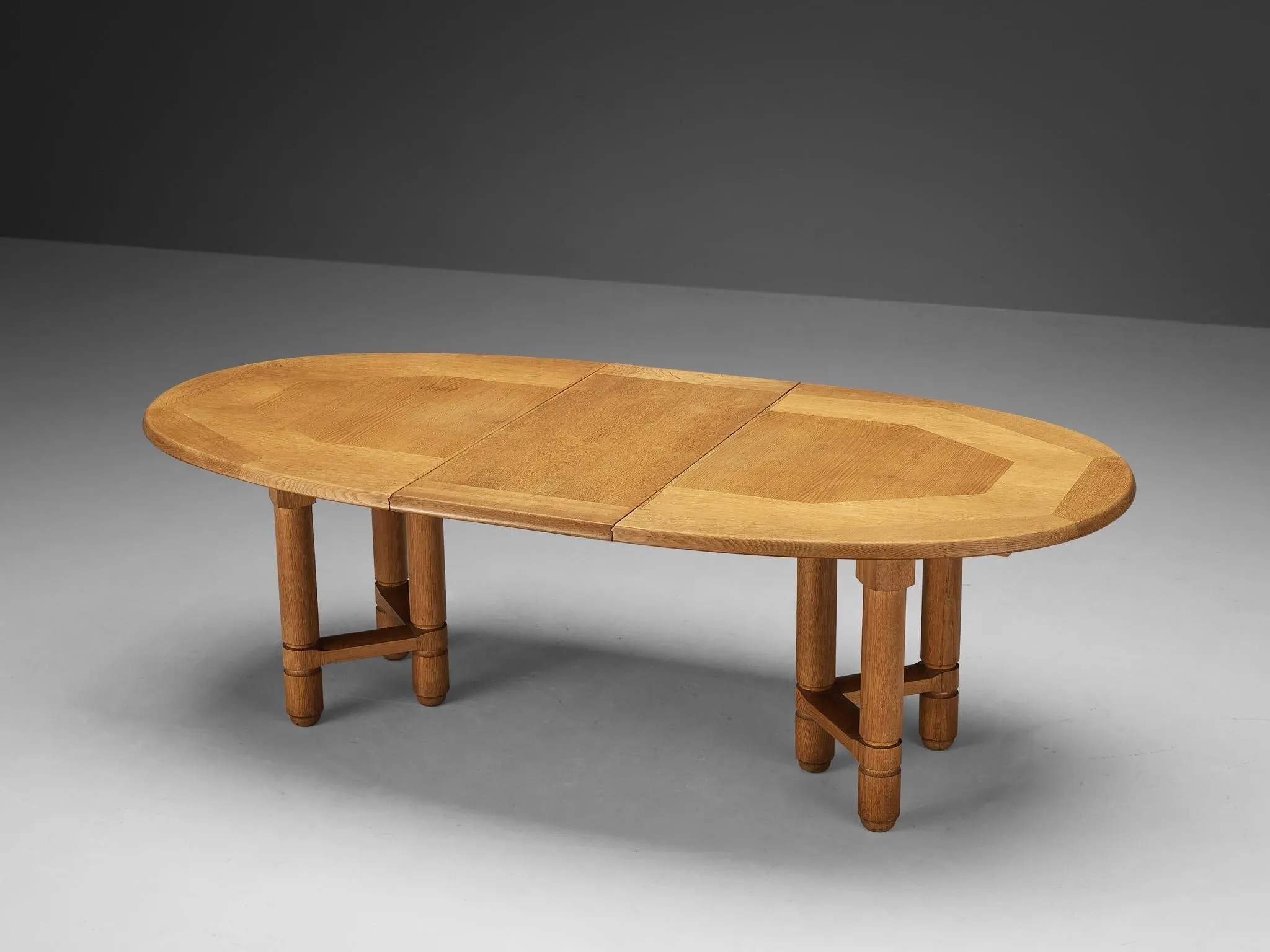 Guillerme & Chambron Extendable 'Elmyre' Dining Table in Solid Oak