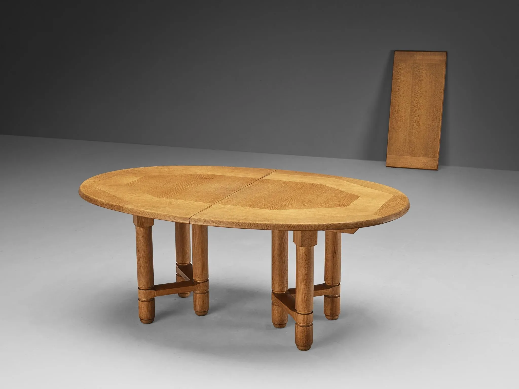 Guillerme & Chambron Extendable 'Elmyre' Dining Table in Solid Oak