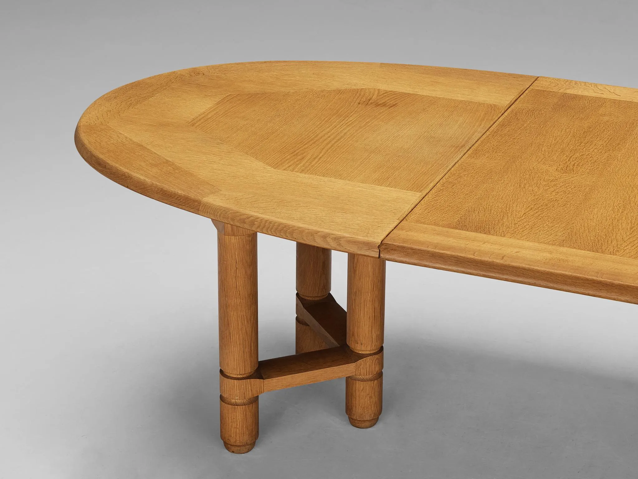 Guillerme & Chambron Extendable 'Elmyre' Dining Table in Solid Oak