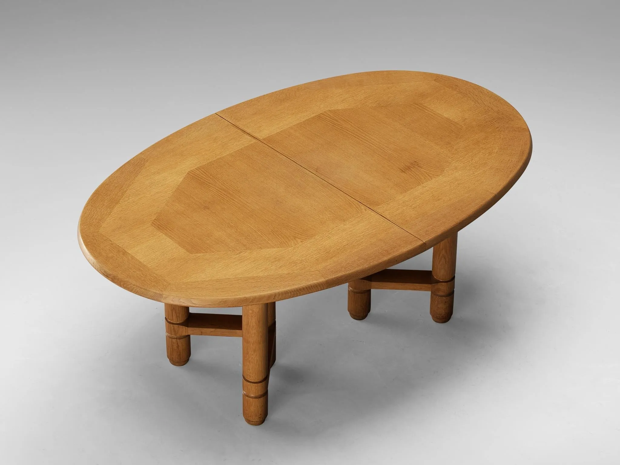 Guillerme & Chambron Extendable 'Elmyre' Dining Table in Solid Oak