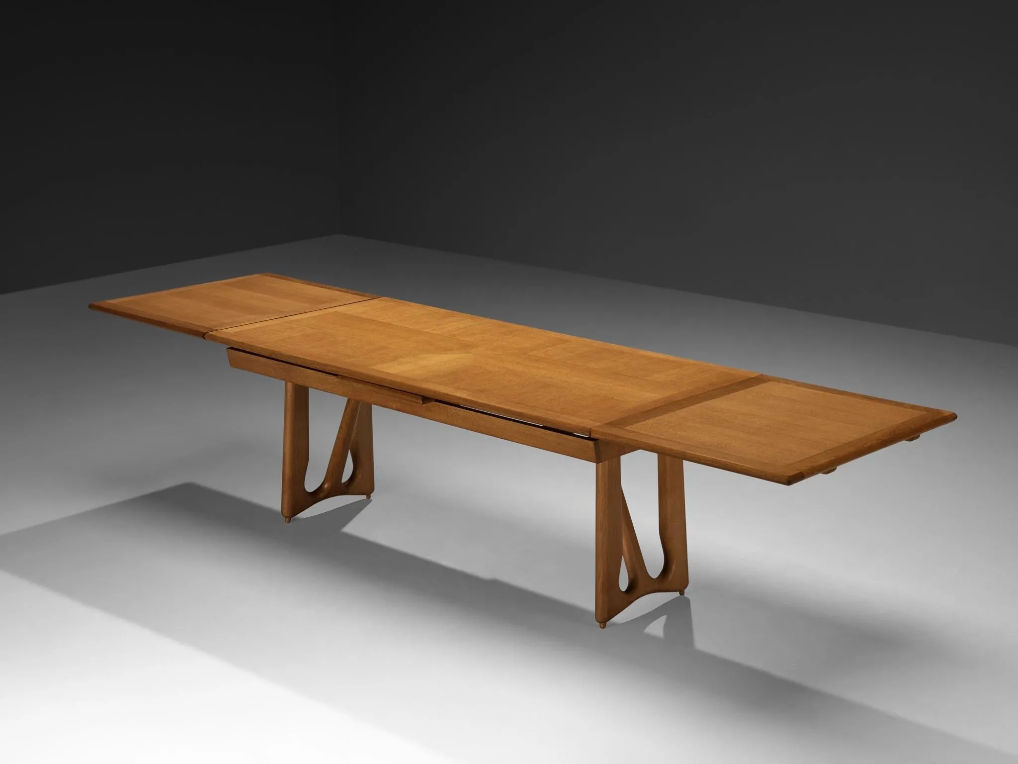 Guillerme & Chambron Extendable 'L'Italienne' Dining Table in Solid Oak